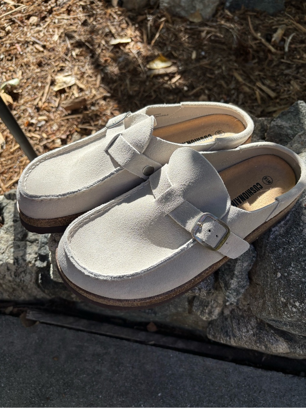 Cushion air Suede Slip-On Clogs in cream color - Picture 3 of 9